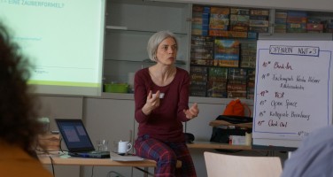 Kerstin Hübner von der BKJ hält bei einem OPENION-Netzwerktreffen einen Vortrag