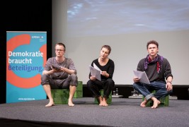 Jugendliche vom Projekt „PUSH BACK" aus Freiburg während einer szenischen Lesung