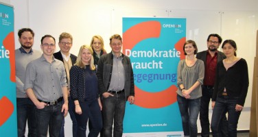 Demokratie braucht Begegnung, hier treffen sich die Vertreterinnen und Vertreter der Deutschen Kinder- und Jugendstiftung, von Demokratisch Handeln und von der Deutschen Gesellschaft für Demokratiepädagogik