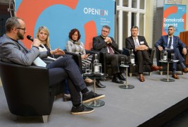 Auf der Bühne diskutieren Ralf Seifert, Nina Cvetek, Regina Büttner, Thomas Bressau und Michael Huesmann über Demokratiebildung in der Schule