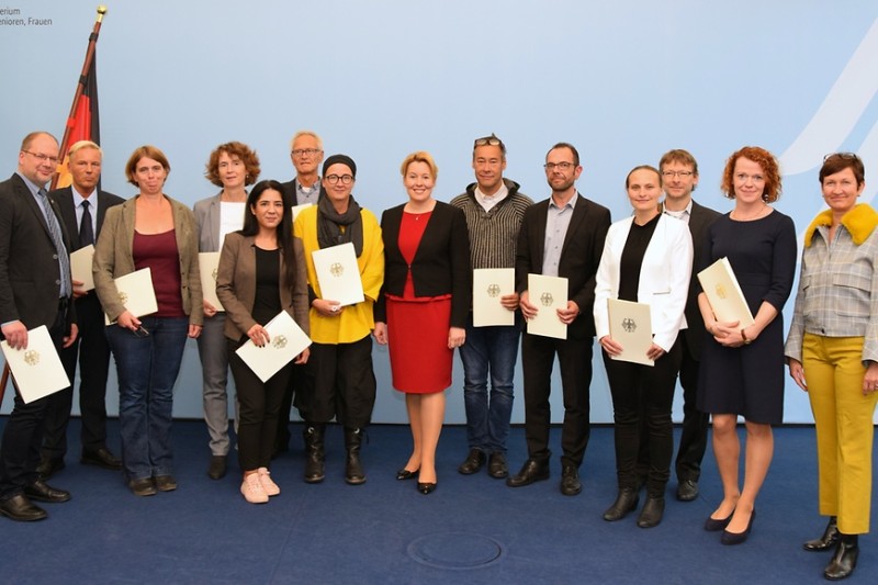 Das Foto zeigt Bundesjugendministerin Giffey und die vierzehn Sachverständigen der Kommission zum sechzehnten Kinder- und Jugendbericht