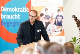 Frank Hinte, Geschäftsführung DKJS, begrüßt die Gäste der OPENION in NRW Auftaktveranstaltung