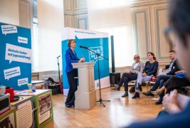 Elke Büdenbender, Schirmherrin der DKJS, besucht die sächsischen Demokratieprogramme der Stiftung